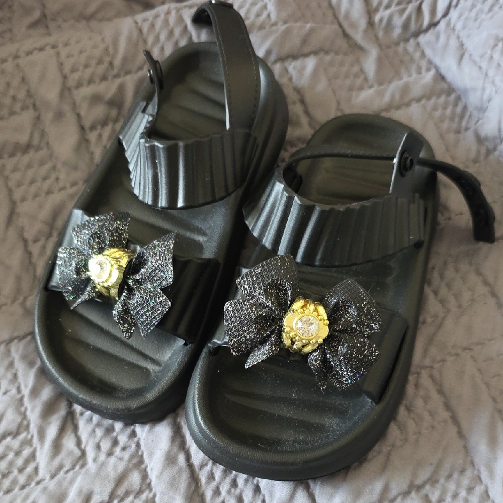 💚5/$20💚 Kids Black Floral Accent Sandals